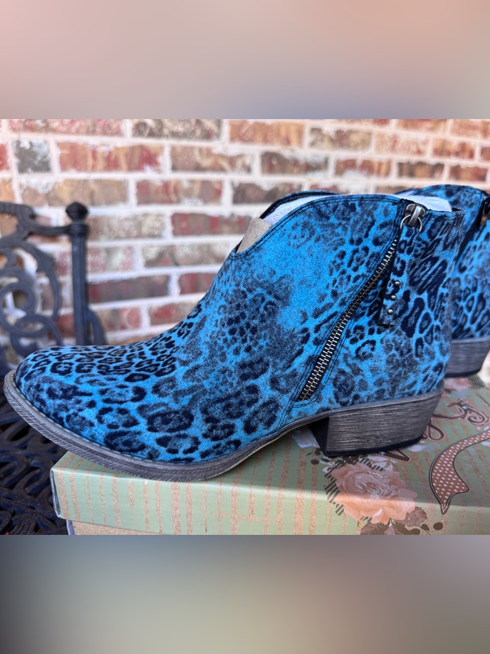 Very G Divine Leopard Print Ankle Booties Turquoise Women’s Size 10 NIB - Picture 3 of 8